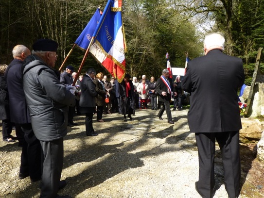 stèle de Coat Queinec- les drapeaux